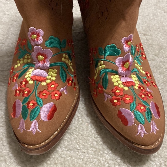 Embroidered boots - Picture 2 of 4